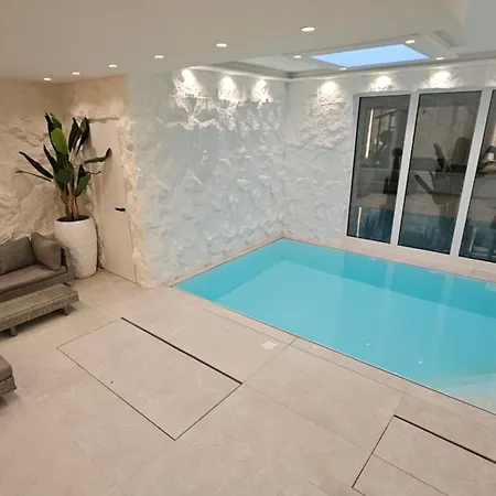 Apartment Amazing - Pool Gym Sauna Extra Buchbar München
